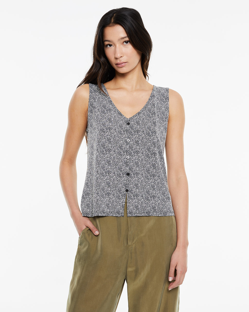 Top estampado bicolor con cierre de botones
