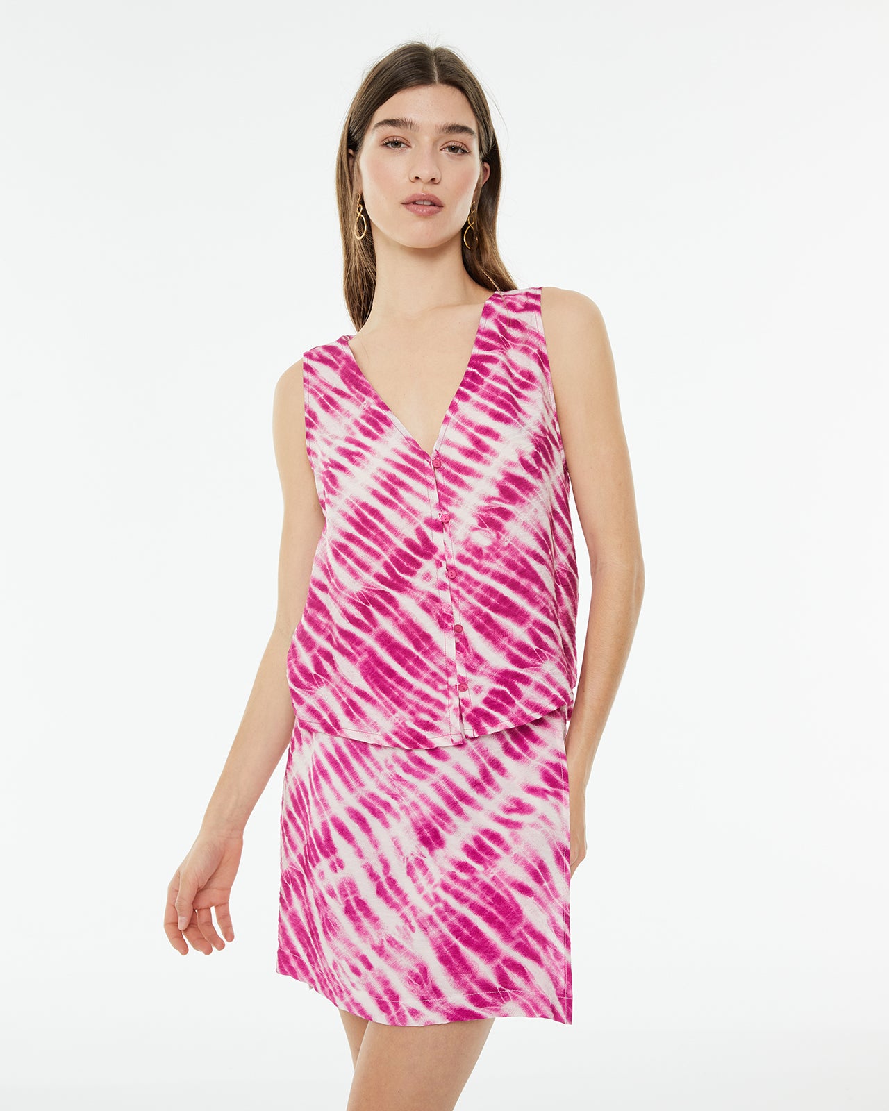 Top estampado tie dye cuello pico con cierre de botones delantero
