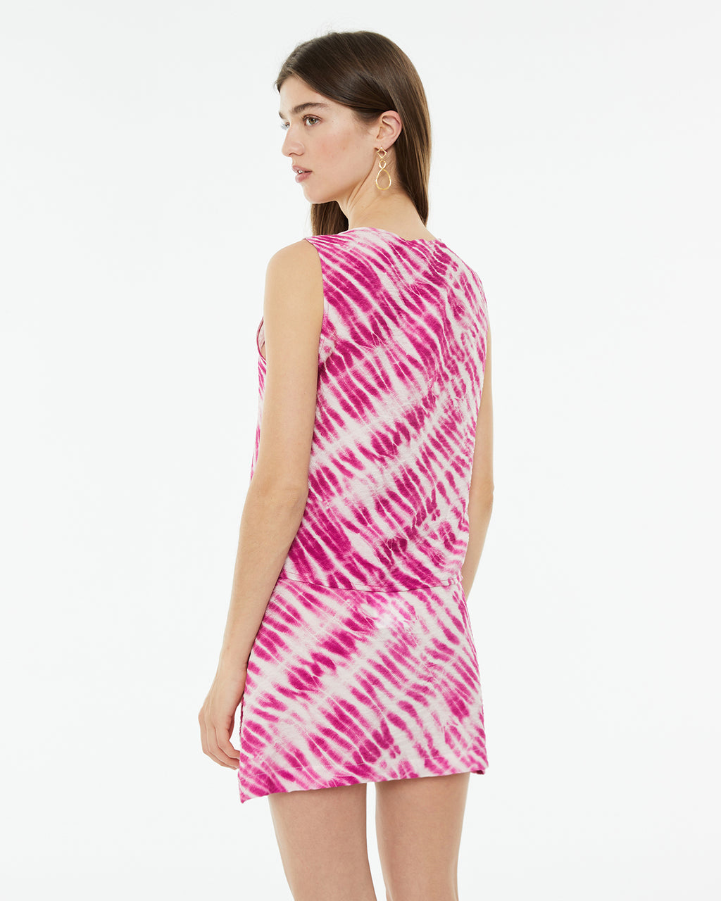 Top estampado tie dye cuello pico con cierre de botones delantero