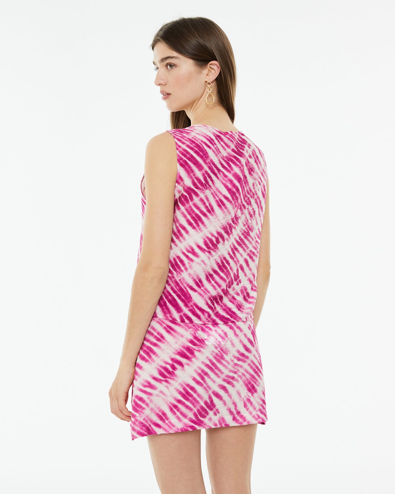 Top estampado tie dye cuello pico con cierre de botones delantero