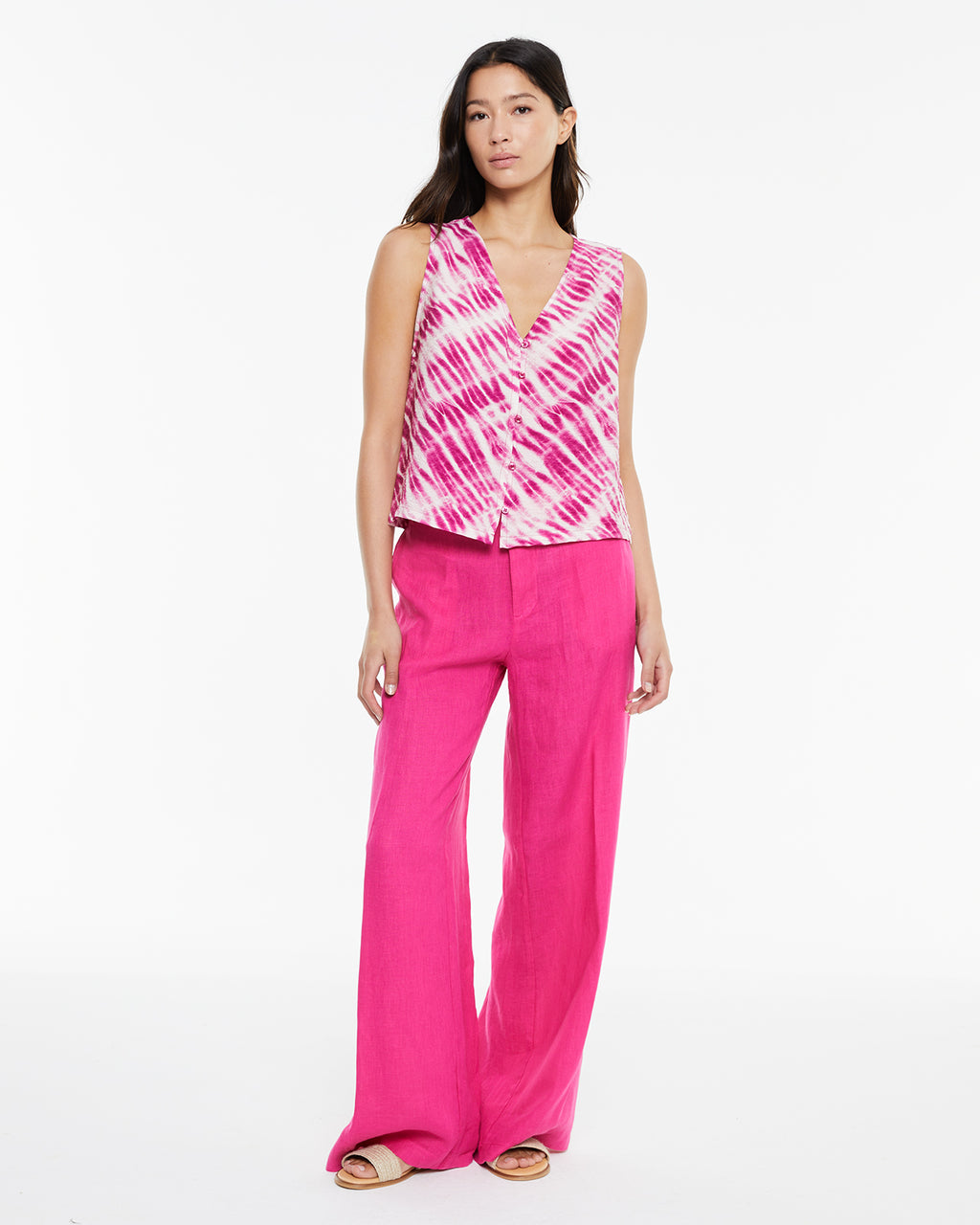 Top estampado tie dye cuello pico con cierre de botones delantero