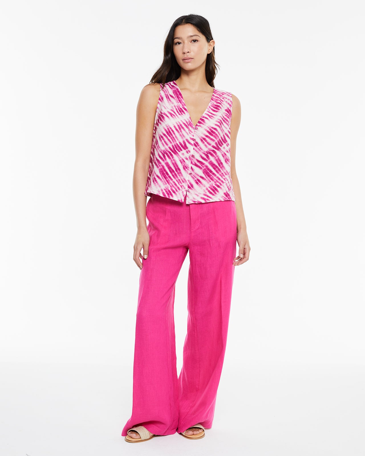 Top estampado tie dye cuello pico con cierre de botones delantero