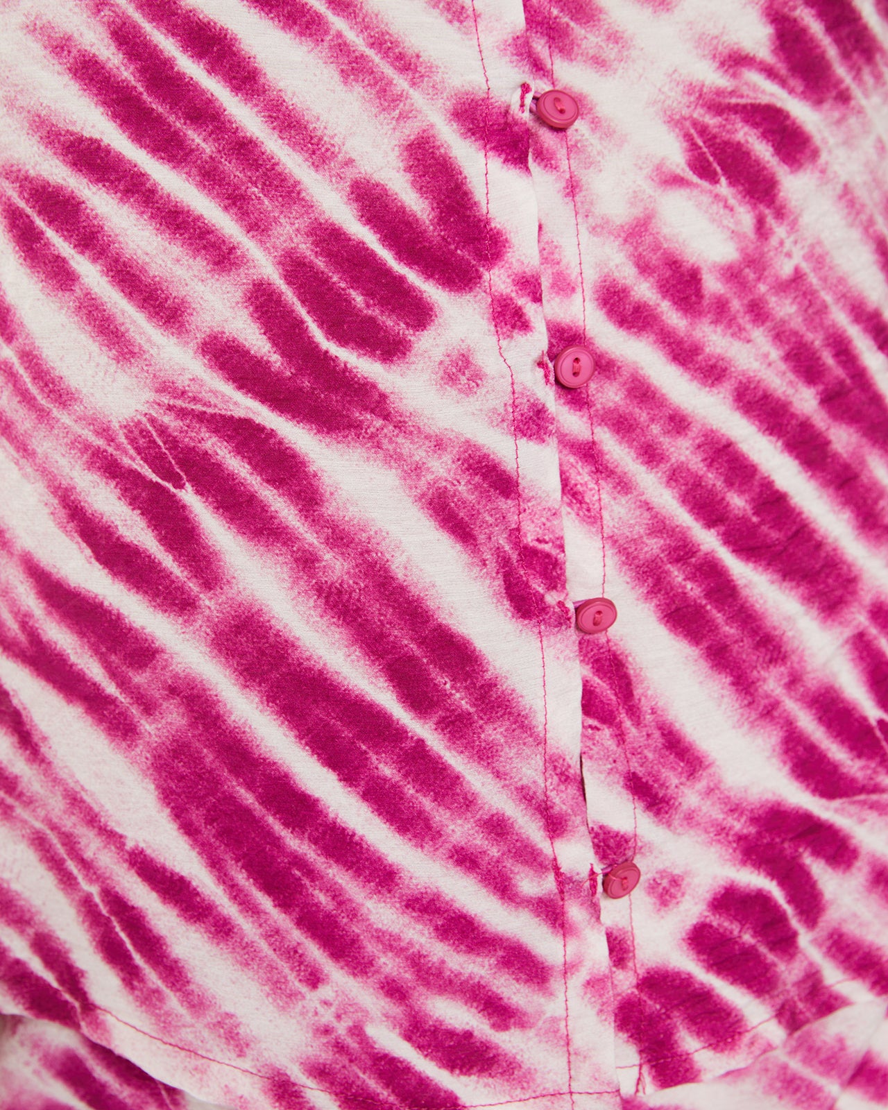 Top estampado tie dye cuello pico con cierre de botones delantero