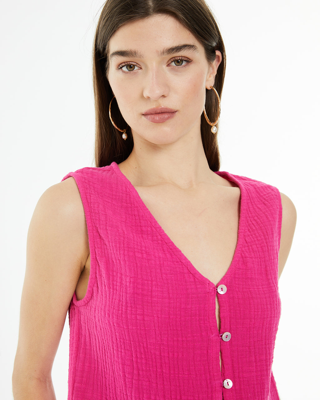Top de tirantes cuello pico con cierre botones delanteros