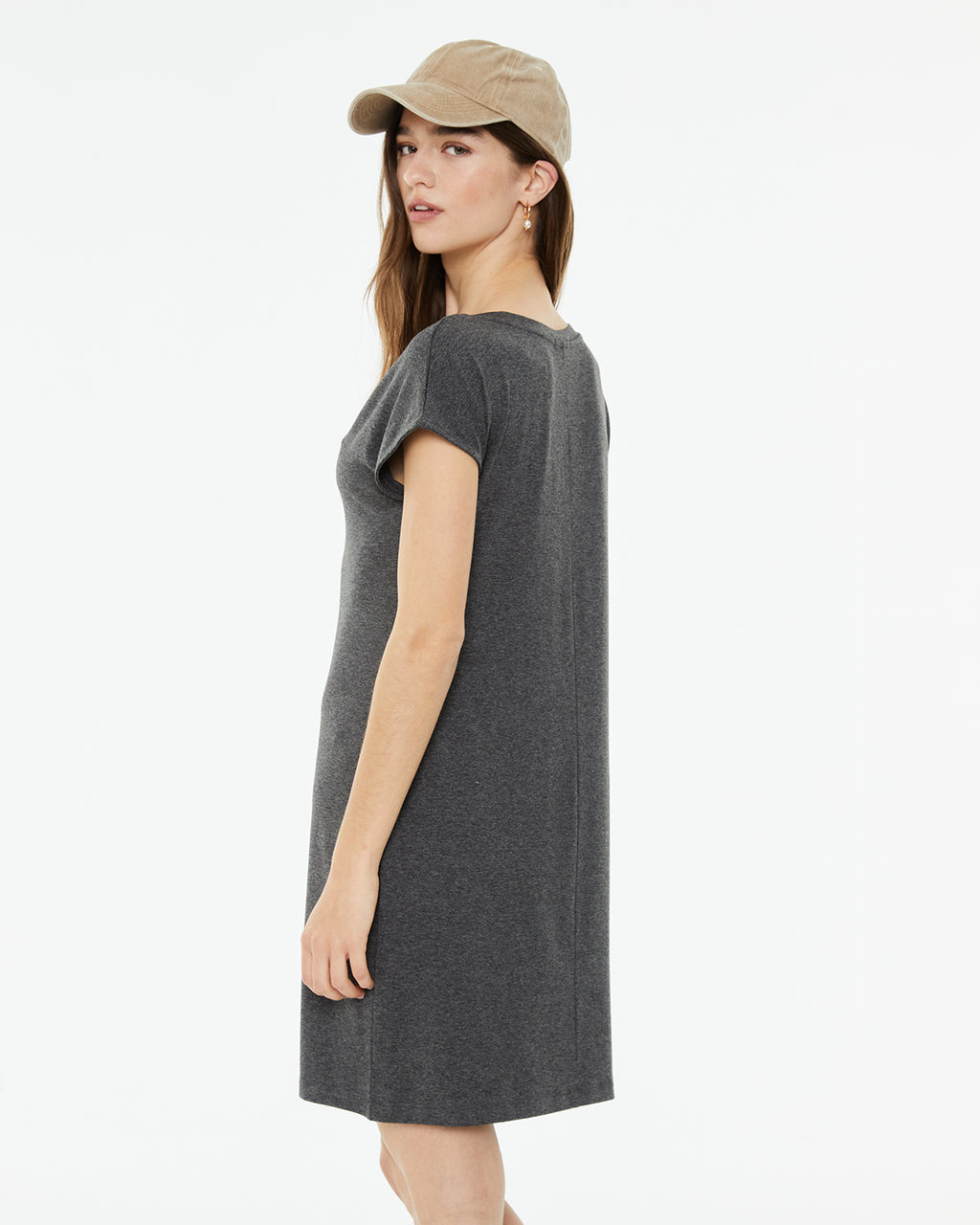 Vestido corto con escote pico y manga caída
