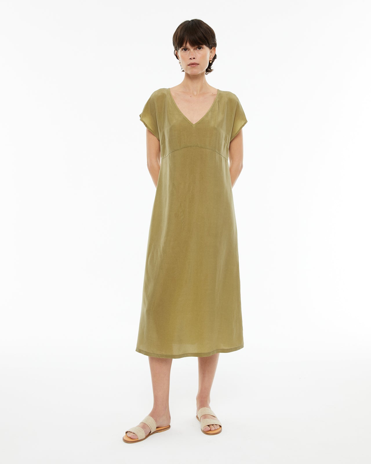 Vestido midi de cupro con cuello pico