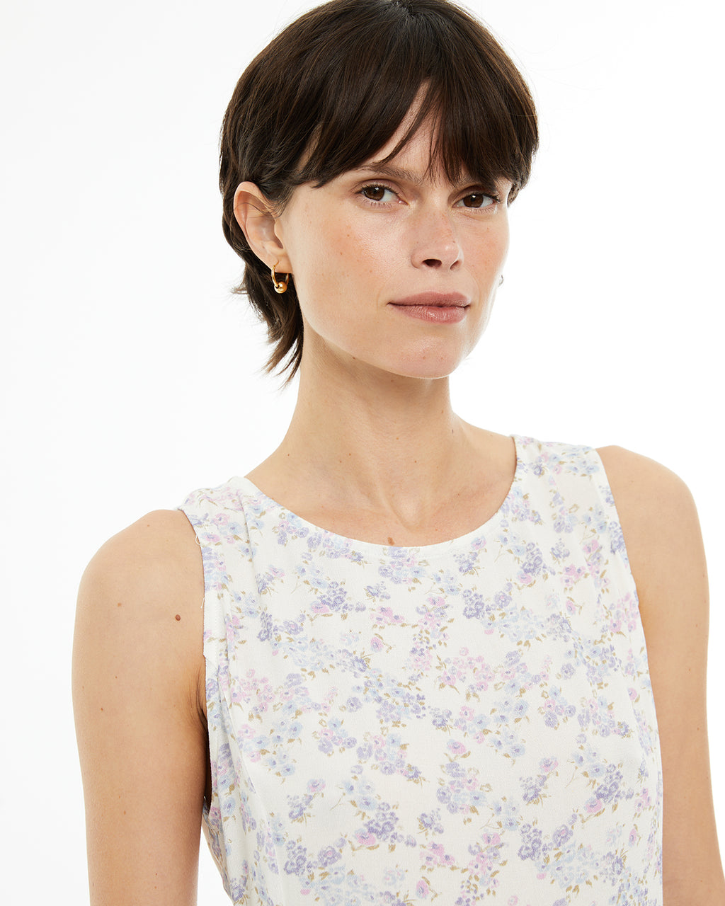 Vestido corto estampado floral costadillos en cuerpo
