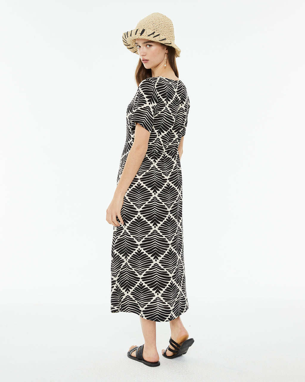 Vestido midi estampado geométrico bicolor con cuello pico