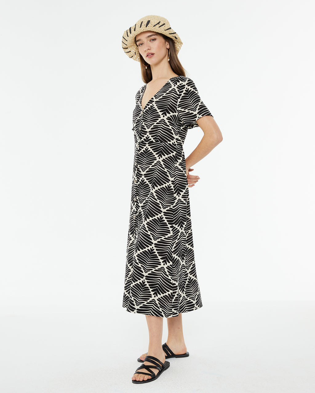Vestido midi estampado geométrico bicolor con cuello pico