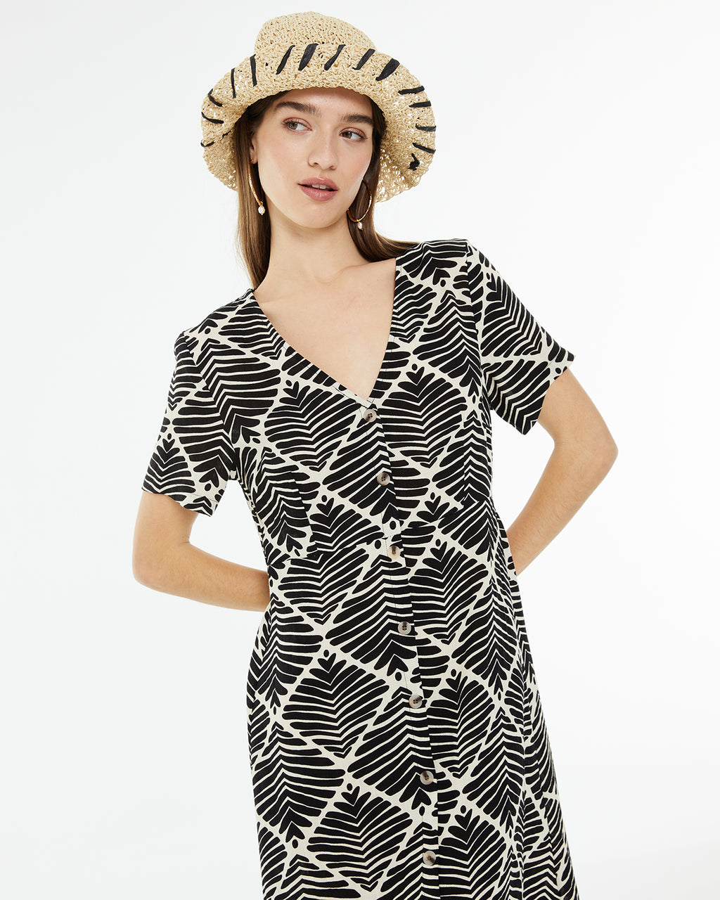 Vestido midi estampado geométrico bicolor con cuello pico