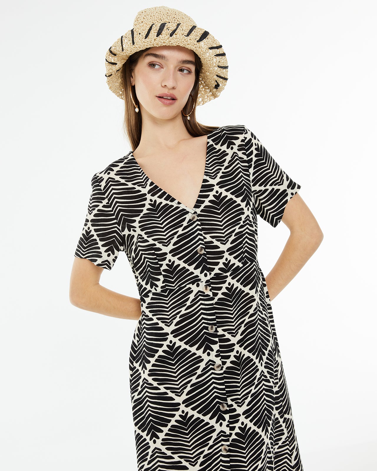 Vestido midi estampado geométrico bicolor con cuello pico