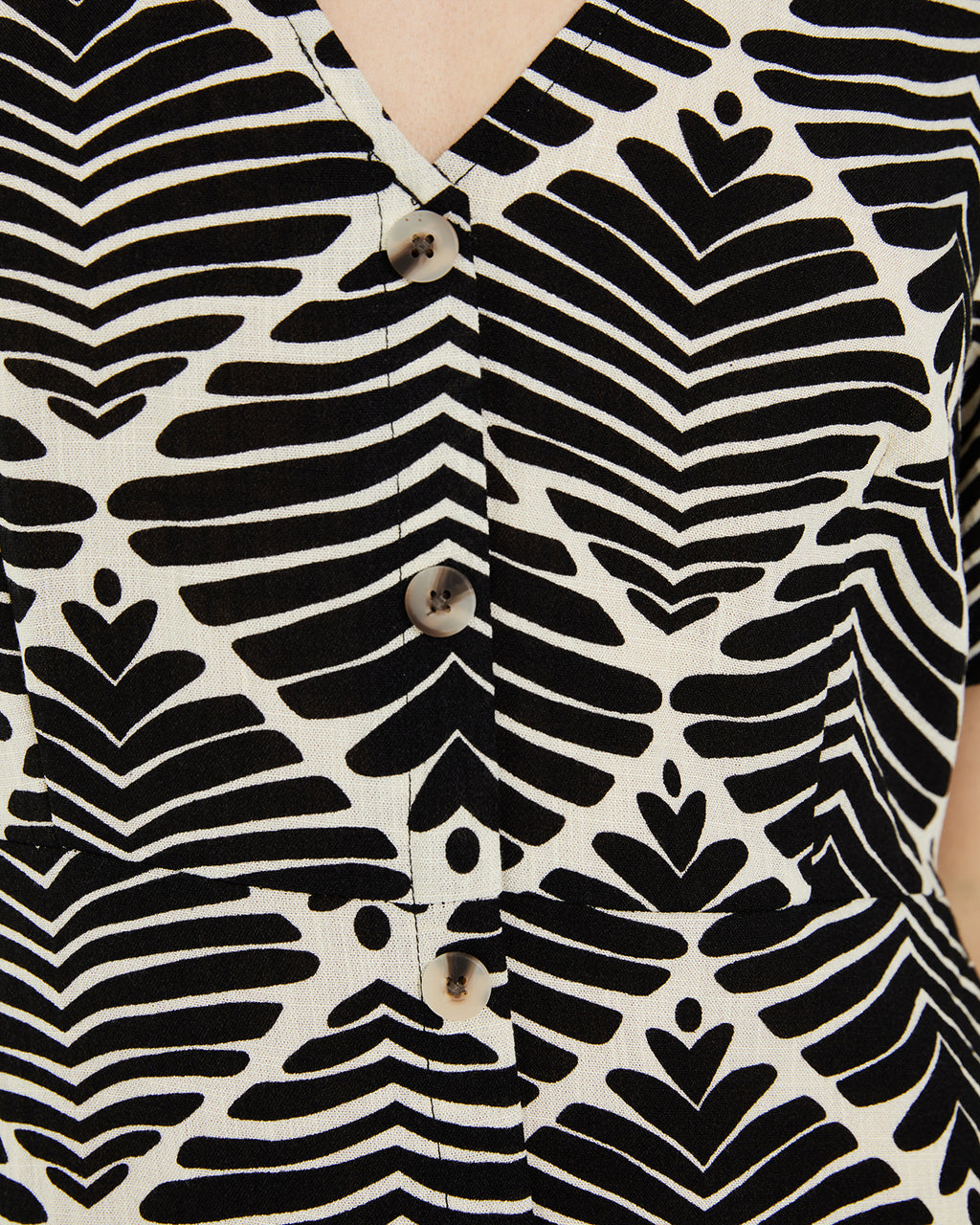 Vestido midi estampado geométrico bicolor con cuello pico