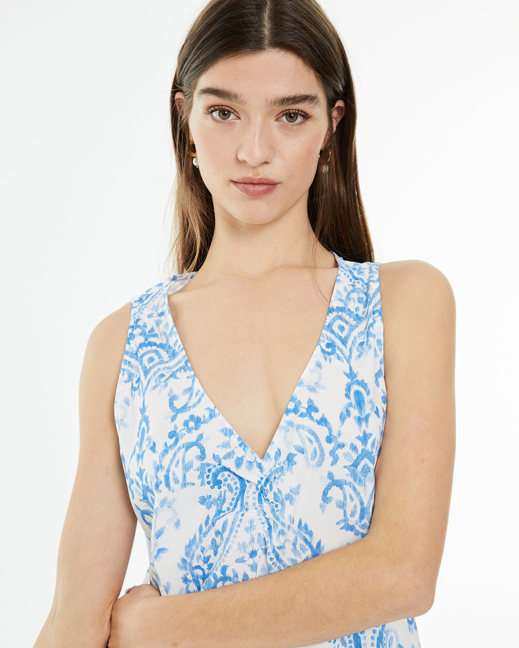 Vestido corto estampado con frunce en escote