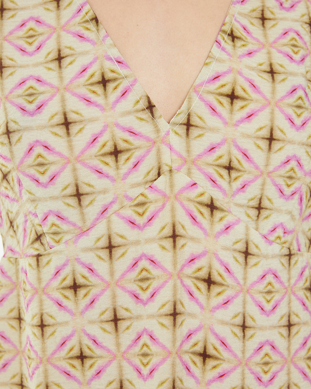 Vestido corto estampado geométrico corte bajo pecho