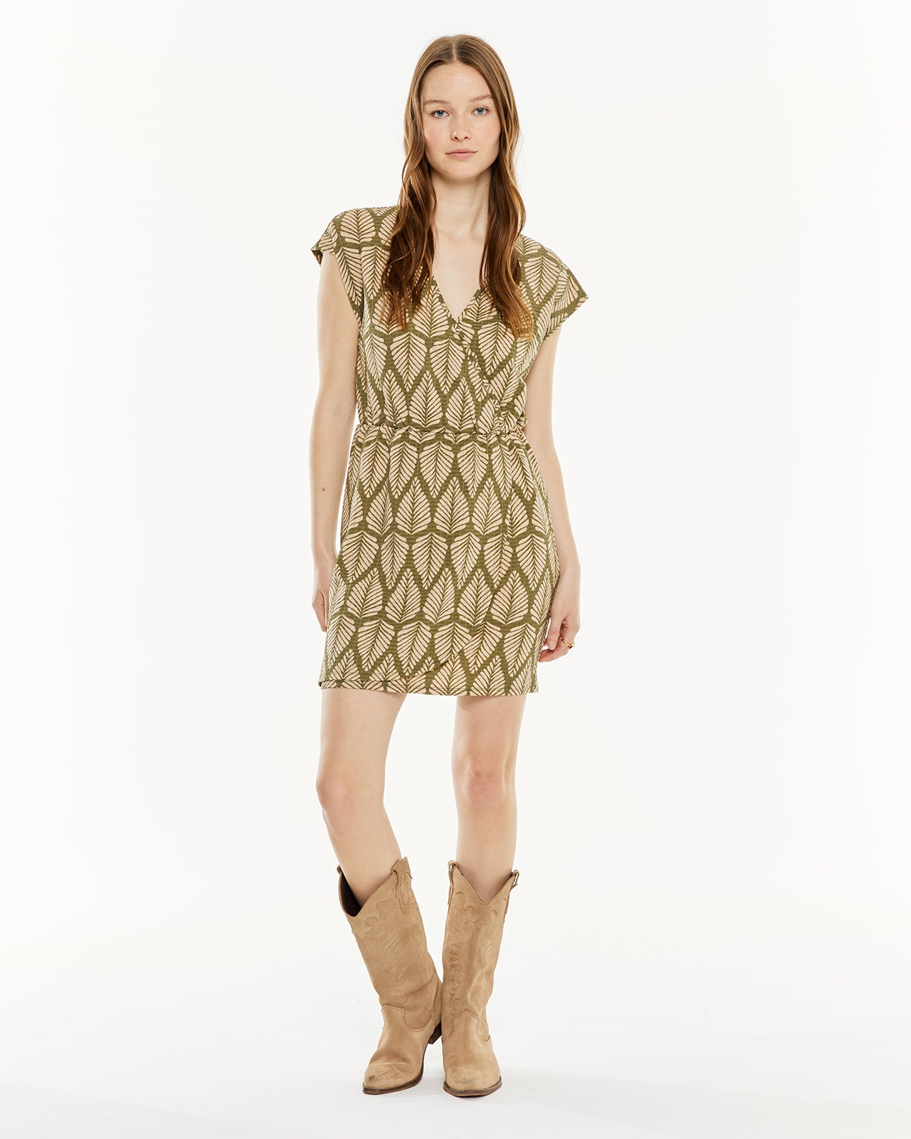 Vestido corto con escote cruzado y goma cintura