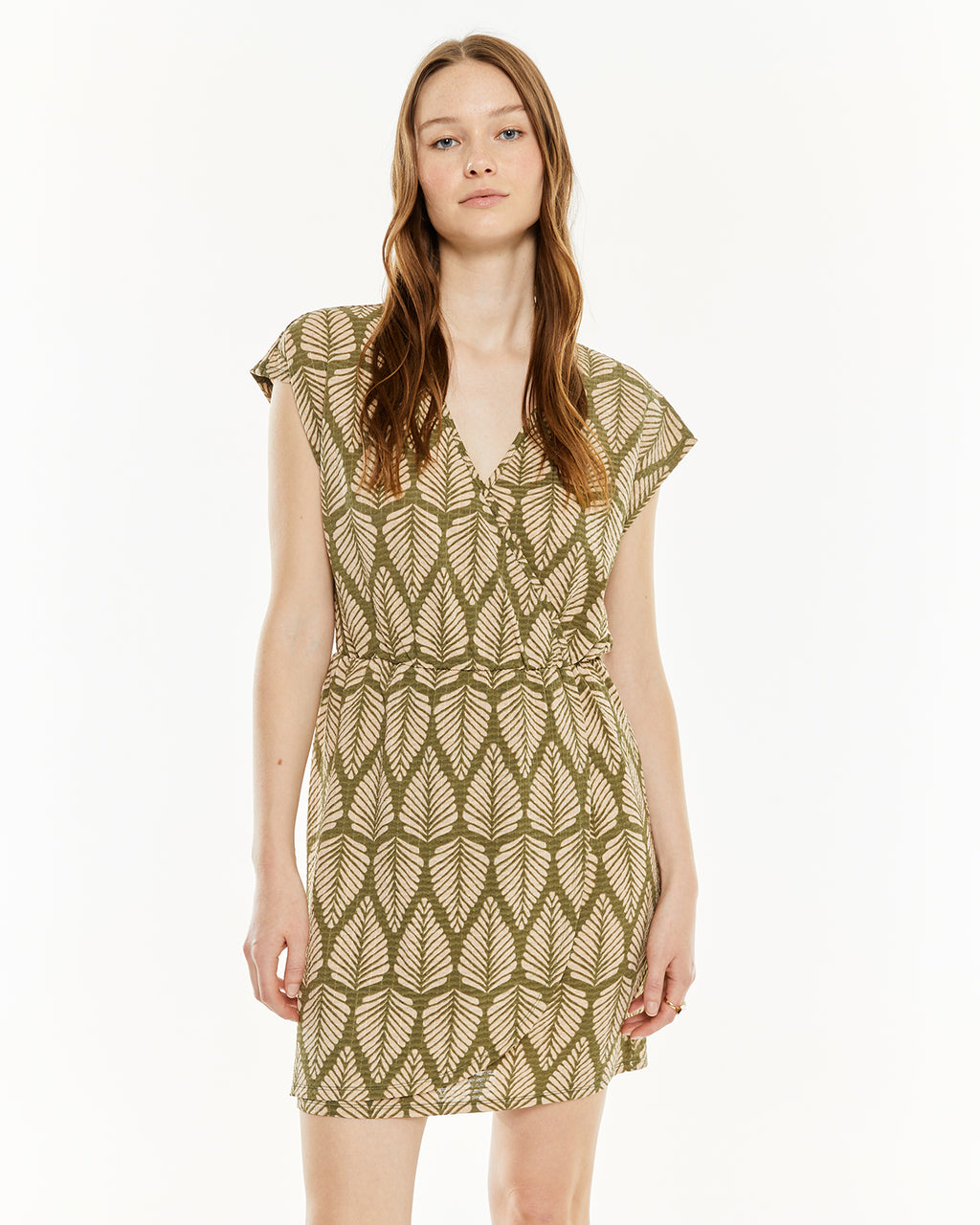 Vestido corto con escote cruzado y goma cintura