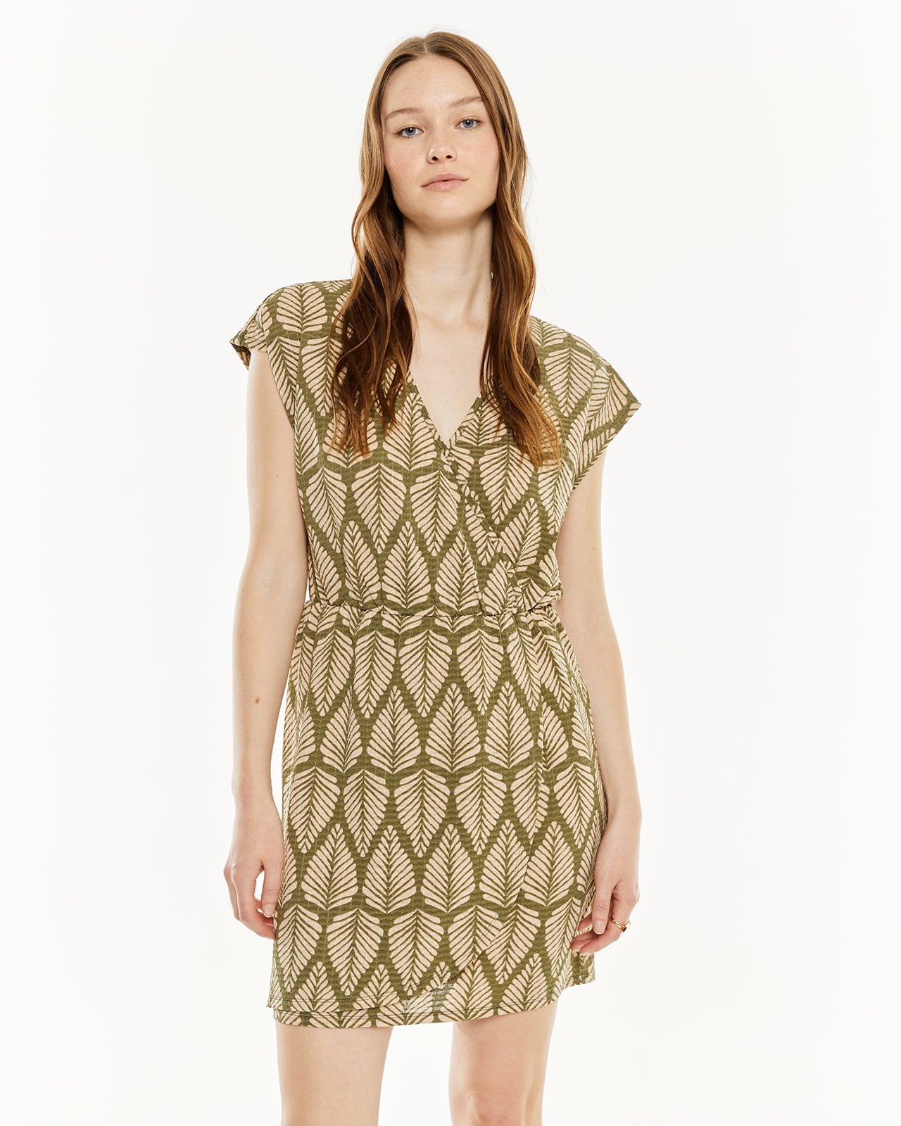 Vestido corto con escote cruzado y goma cintura