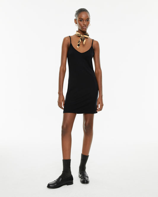 Vestido corto ajustado con tirantes