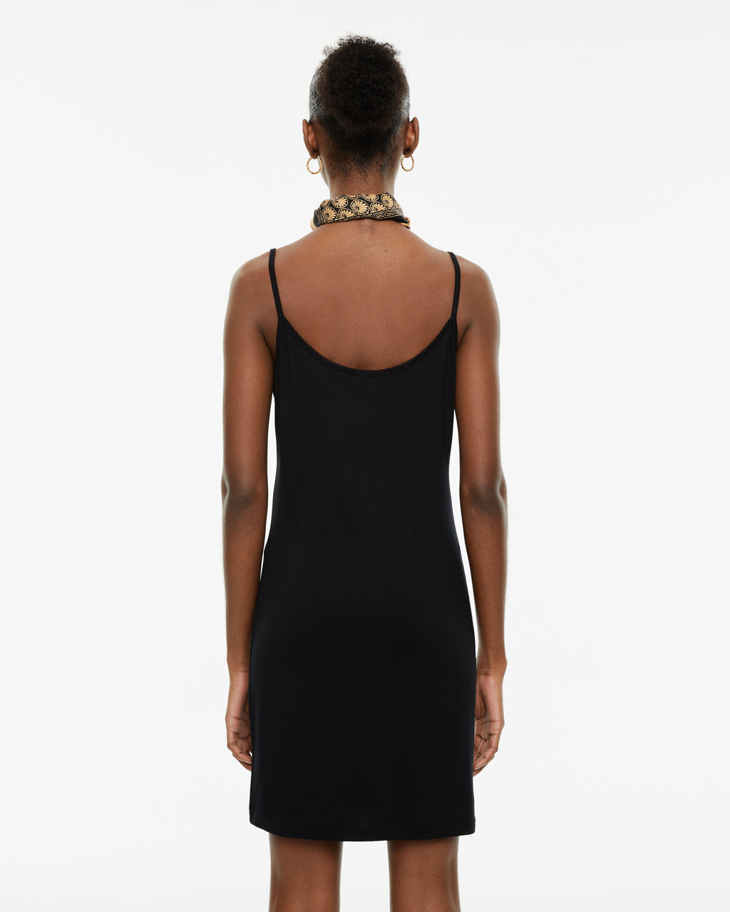 Vestido corto ajustado con tirantes