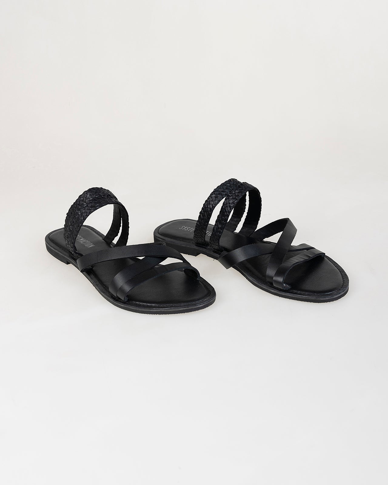 Sandalia plana negra tiras