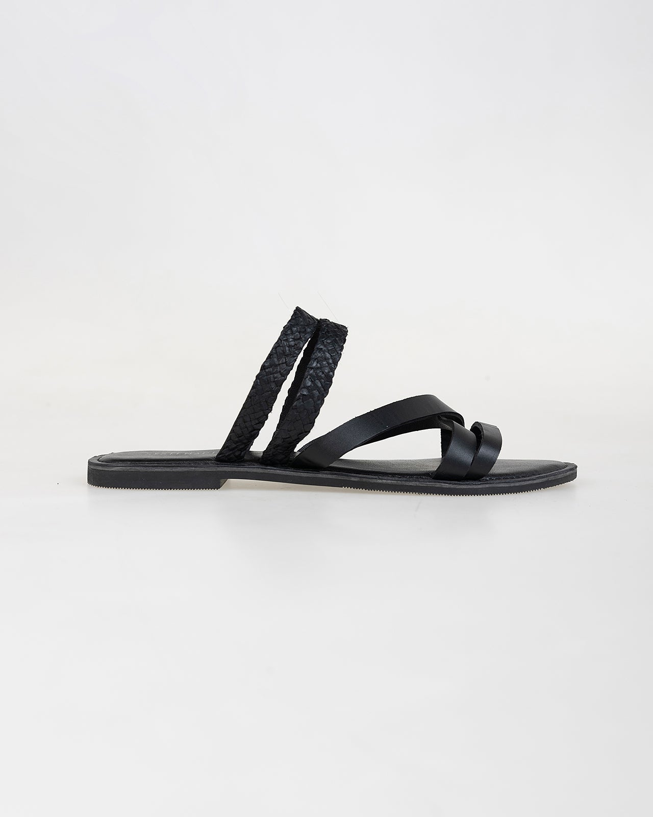 Sandalia plana negra tiras