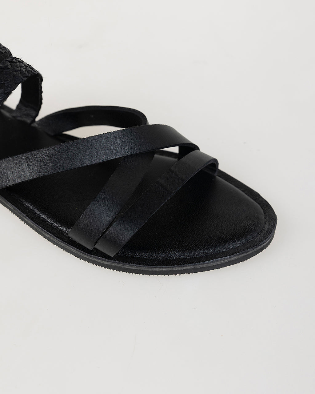 Sandalia plana negra tiras