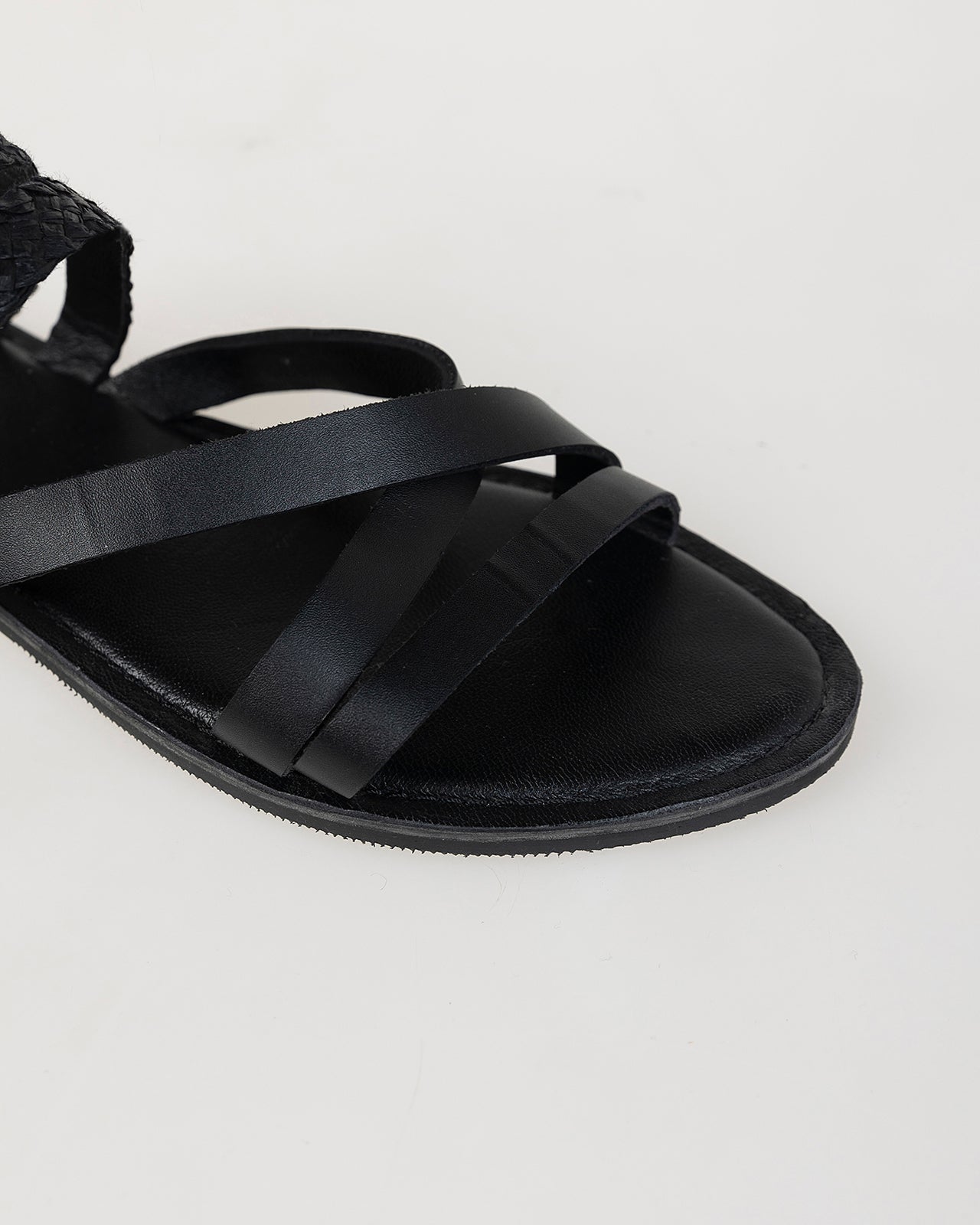 Sandalia plana negra tiras