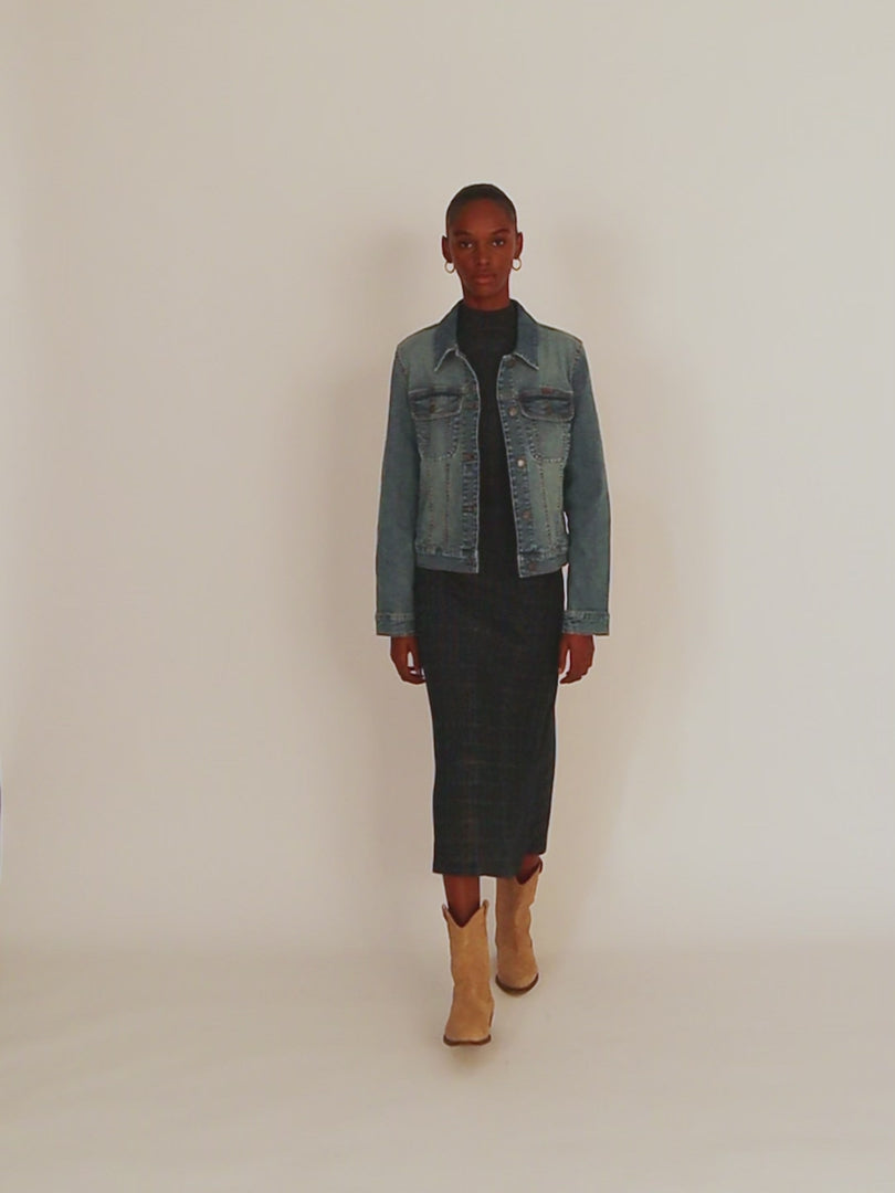 Cazadora denim manga larga con cuello camisero y botones plata