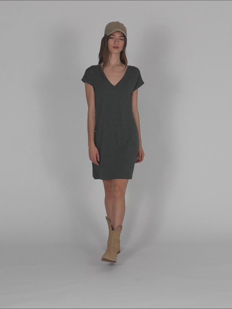 Vestido corto con escote pico y manga caída