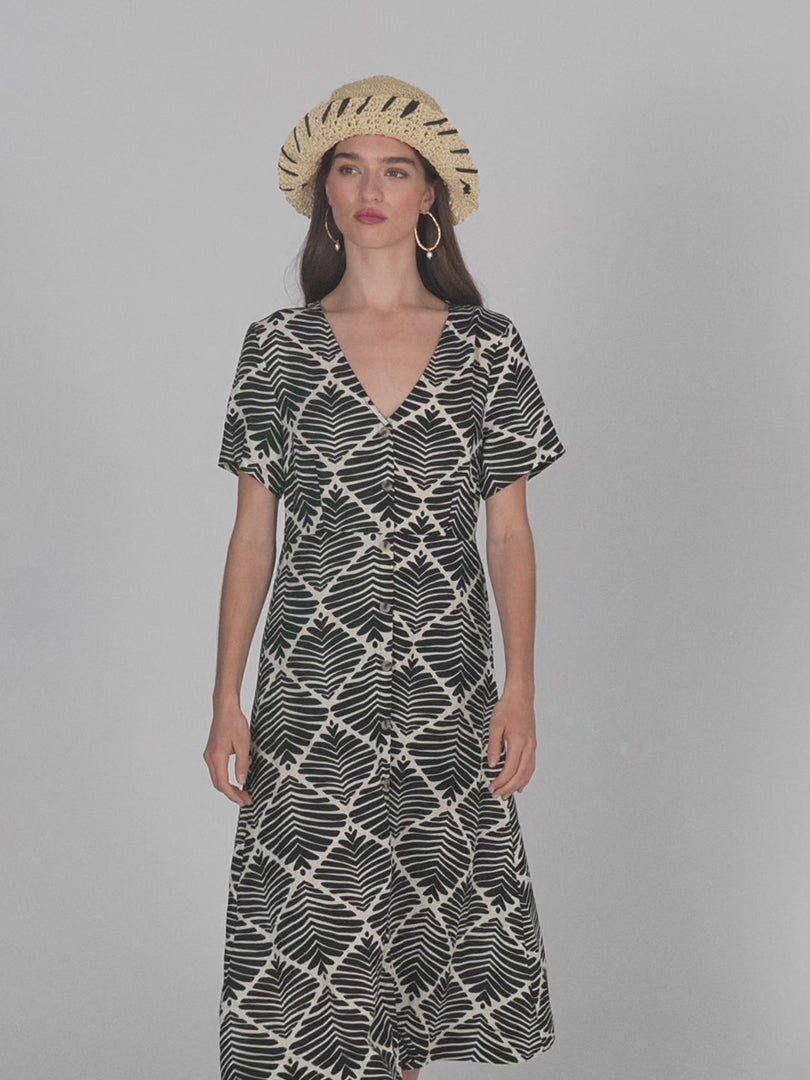 Vestido midi estampado geométrico bicolor con cuello pico