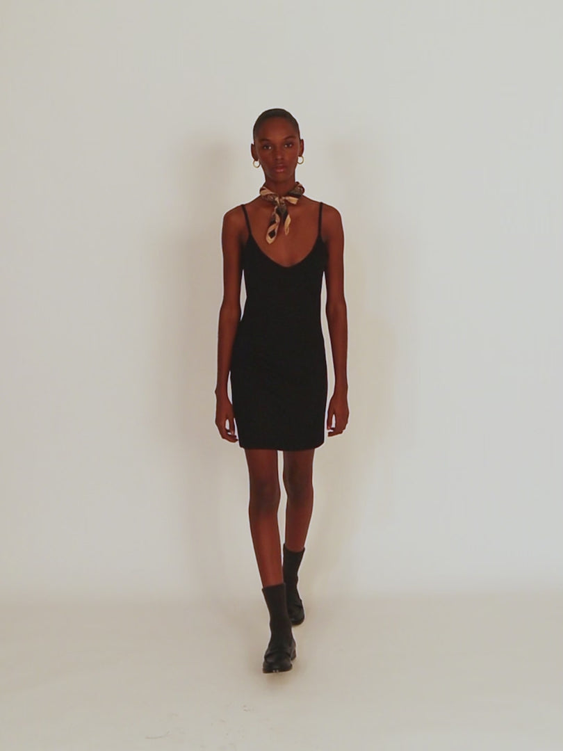 Vestido corto ajustado con tirantes