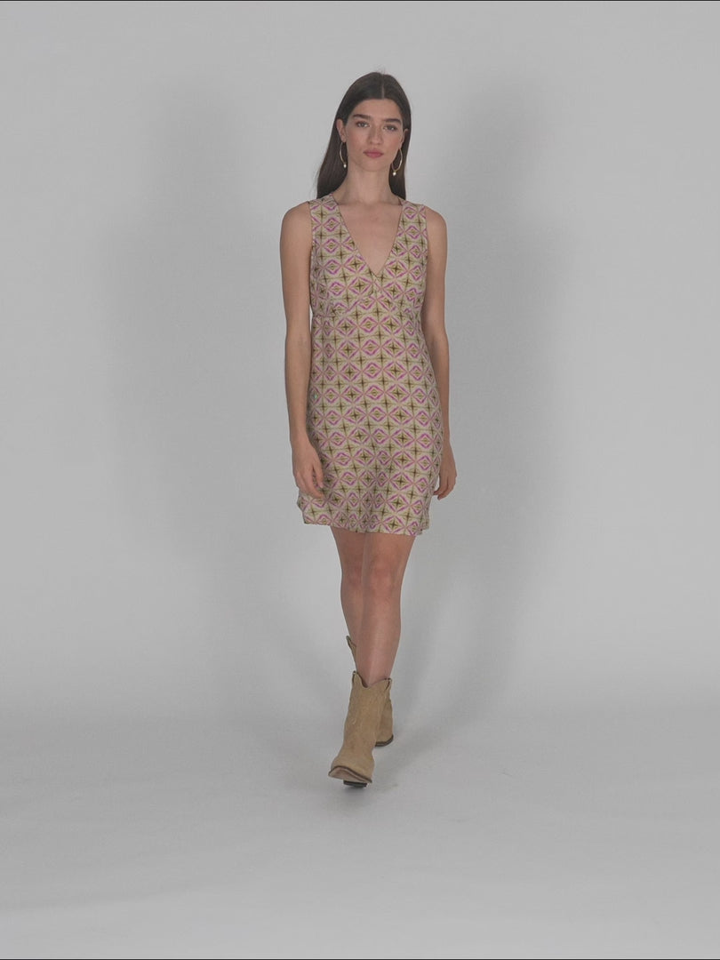 Vestido corto estampado geométrico corte bajo pecho